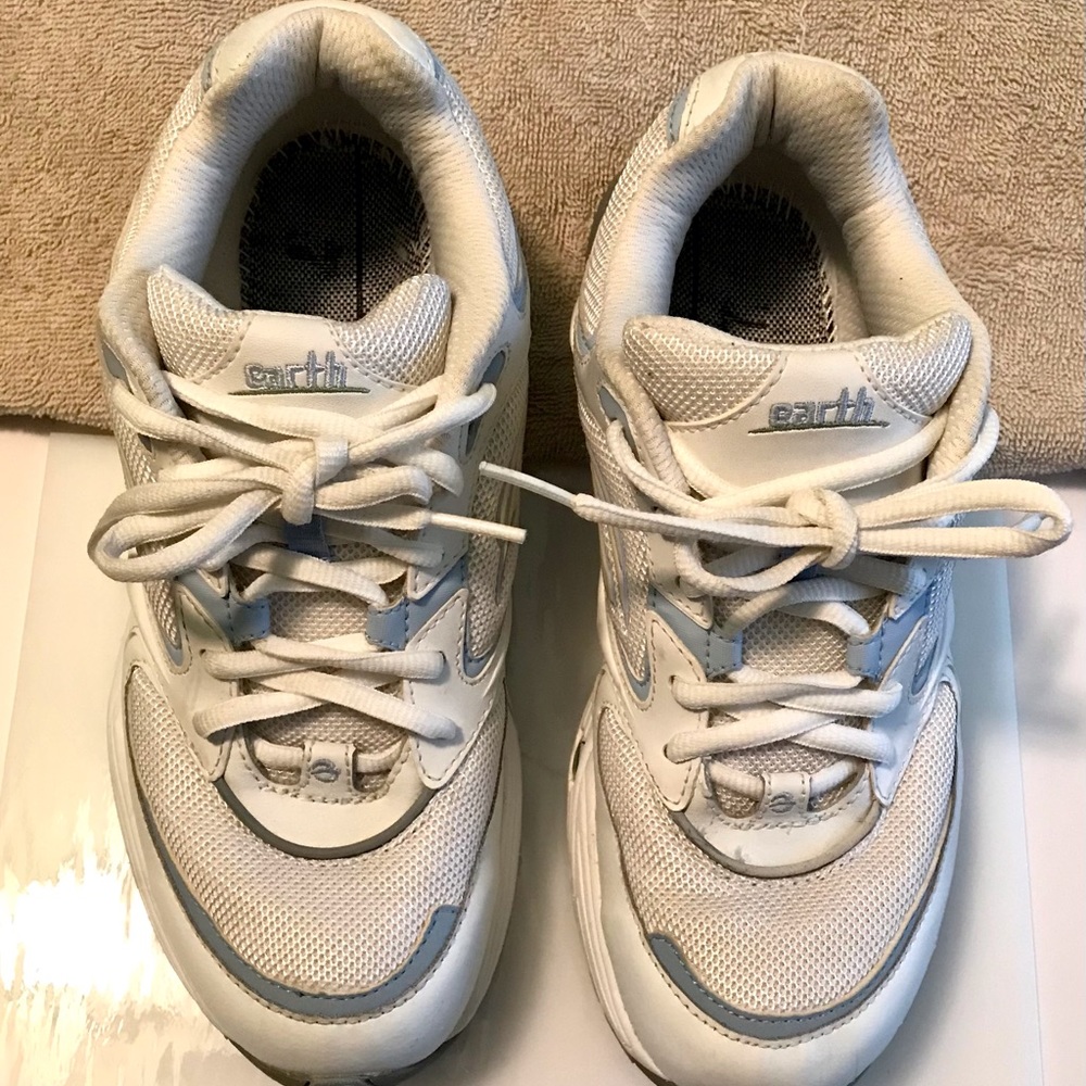 Original Earth brand athletic shoes - 7B